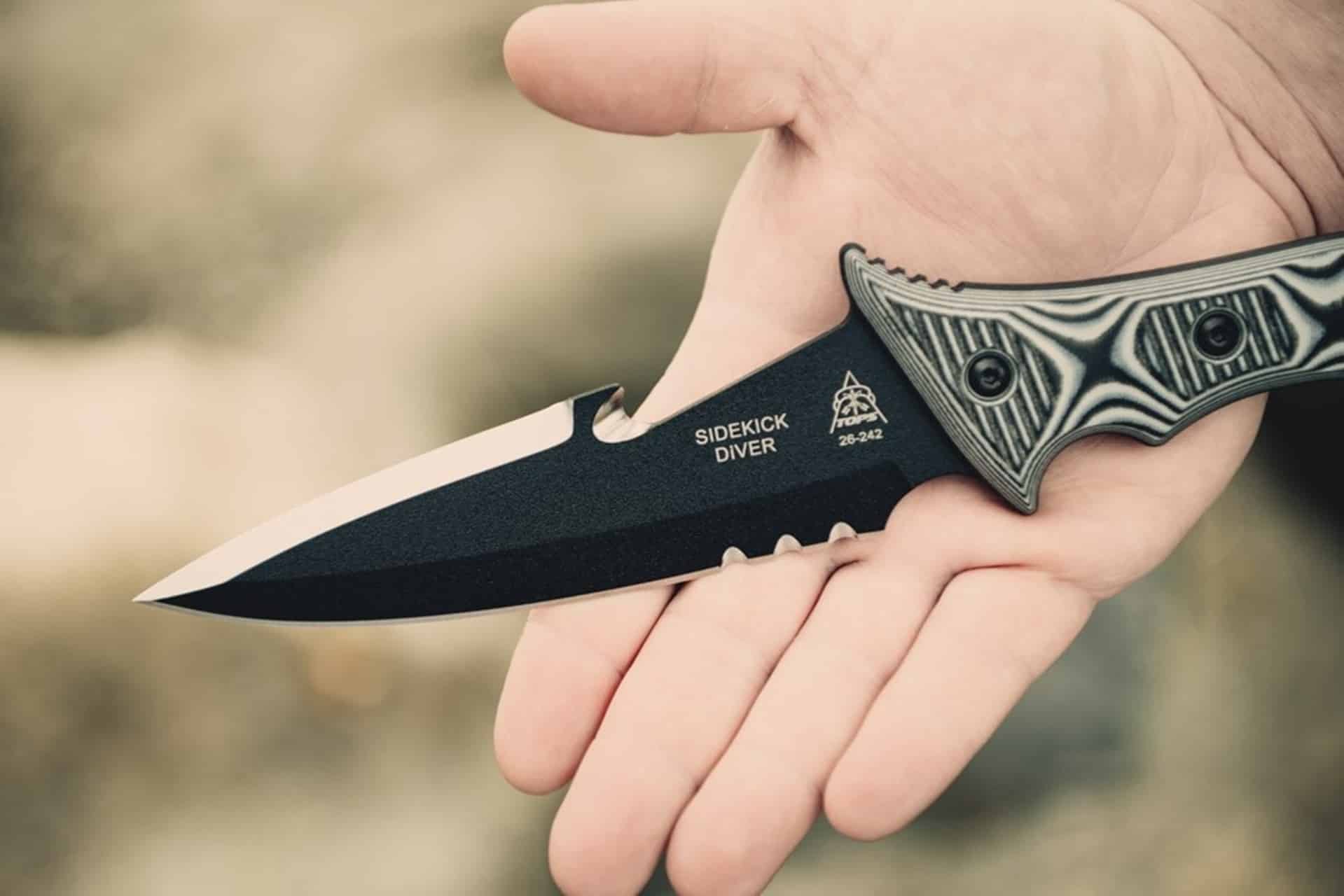 Tops Knives 出品的 Sidekick Diver，这把刀可以在几乎任何介质上切割几乎任何东西