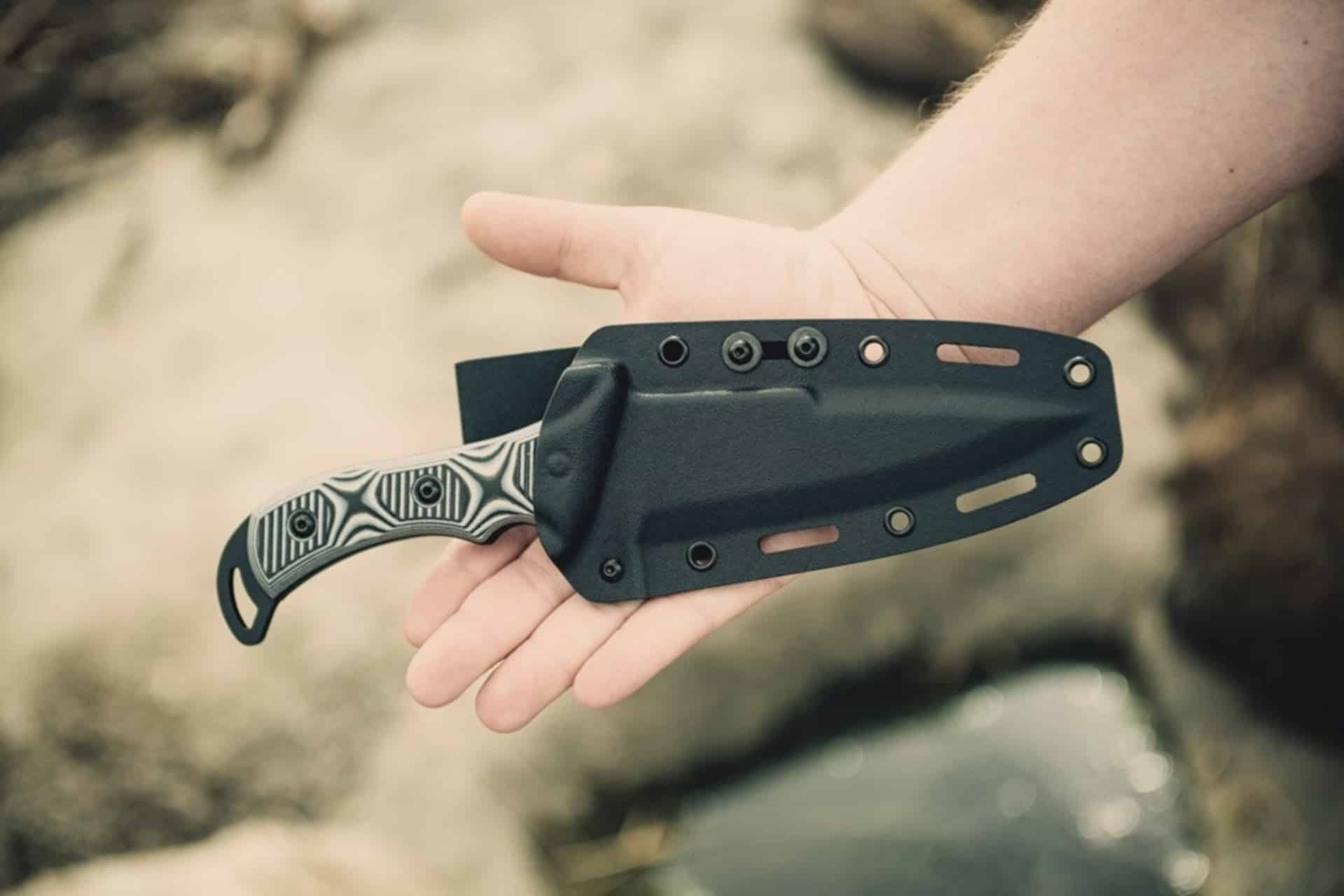 Tops Knives 出品的 Sidekick Diver，这把刀可以在几乎任何介质上切割几乎任何东西