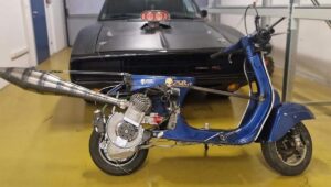 它看起来像 Vespa，但拥有超过 100 马力，最高时速可达 200 公里/小时