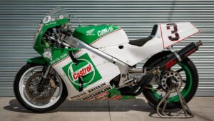 这辆本田 VFR750R RC30 来自 Dunlop、Hislop 和 Jefferies…现在它可以是您的了