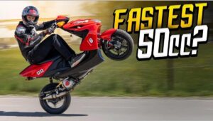 它们的功率是 1998 年雅马哈 Aerox 50 的三倍，并将其变成时速超过 100 公里的野兽