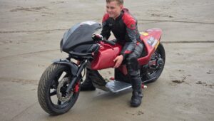 12 岁车手阿尔菲·巴拉克拉夫 (Alfie Barraclough) 已拥有 27 项速度记录