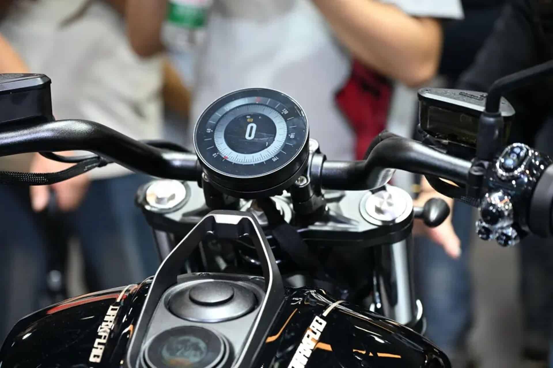 新款暗旗600 V-4：奔达继续扩大其非典型定制范围