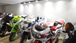 内马尔的车库里藏着近20辆经典摩托车……尽管他承认这些摩托车不是他买的