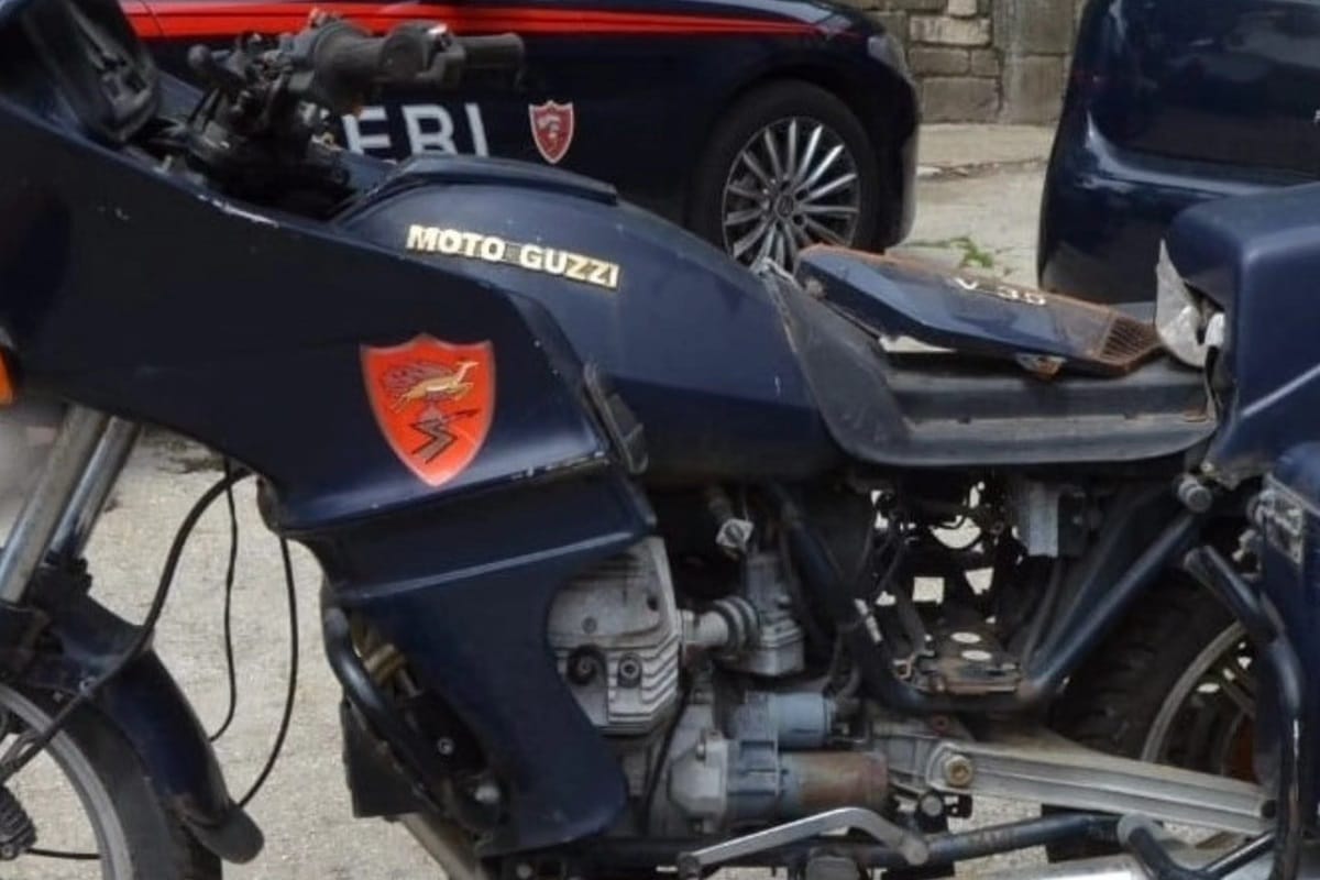 几辆属于宪兵队的 Moto Guzzi V35 Imola 被没收