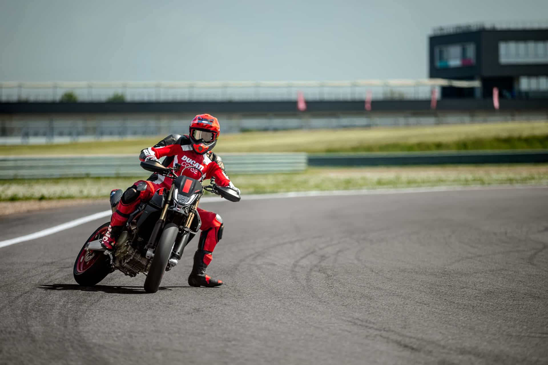 全新 698 Mono Nera：杜卡迪 Hypermotard 系列达到新高度
