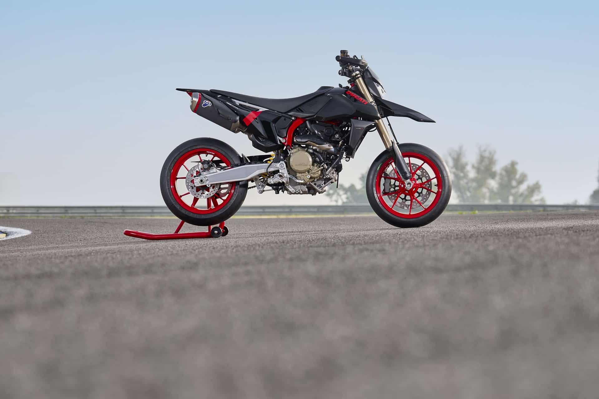 全新 698 Mono Nera：杜卡迪 Hypermotard 系列达到新高度