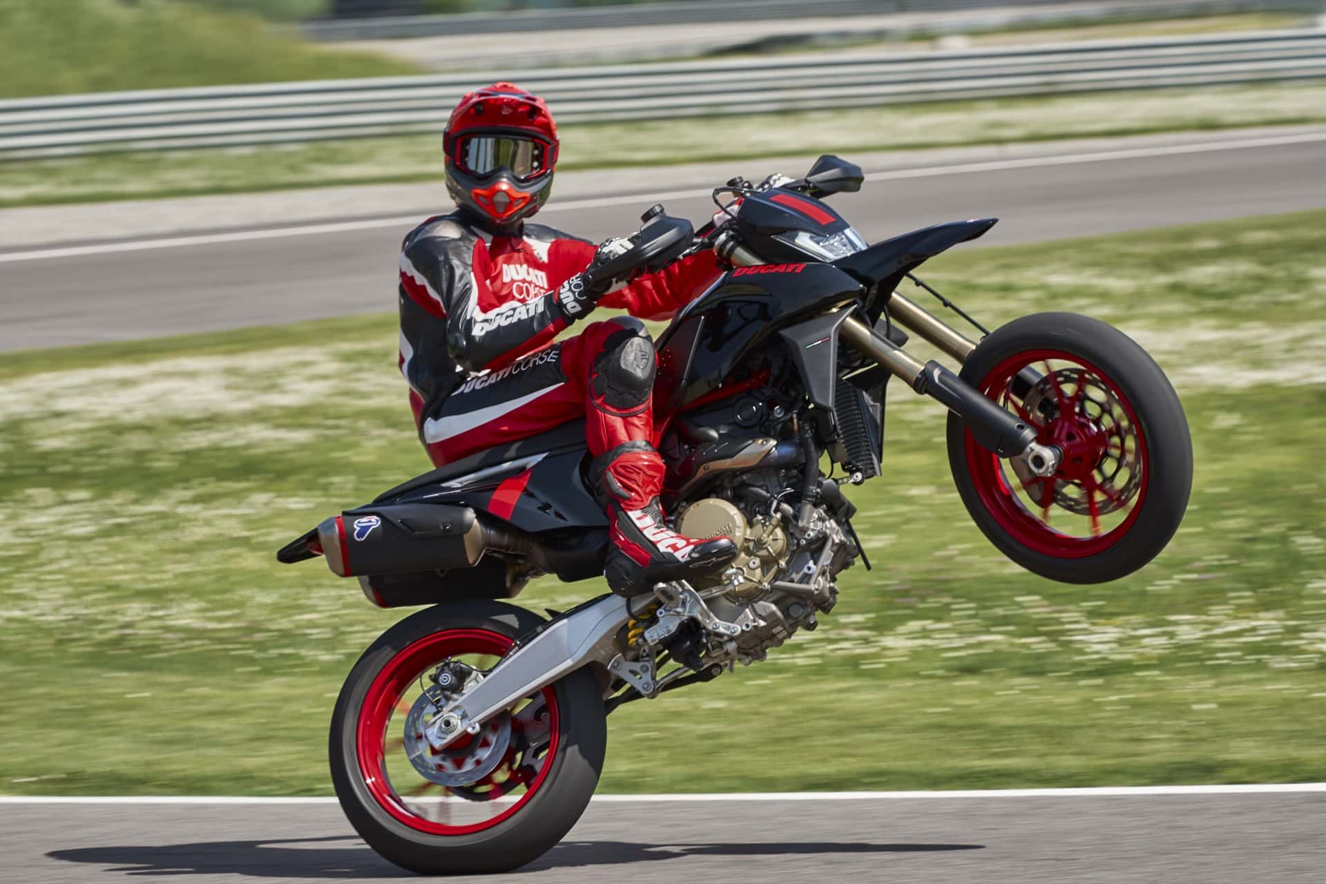 全新 698 Mono Nera：杜卡迪 Hypermotard 系列达到新高度
