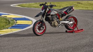 杜卡迪将 Hypermotard 698 Mono Nera 发挥到极致