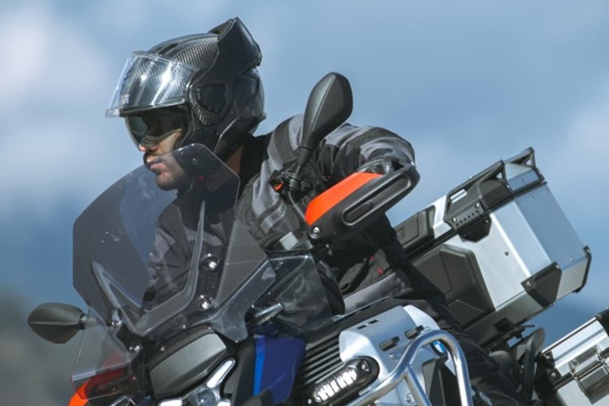 新款 GIVI X36：这家意大利公司的首款“后翻式”头盔