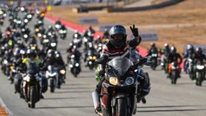 这是您在 WorldSBK 周末期间骑摩托车的方法