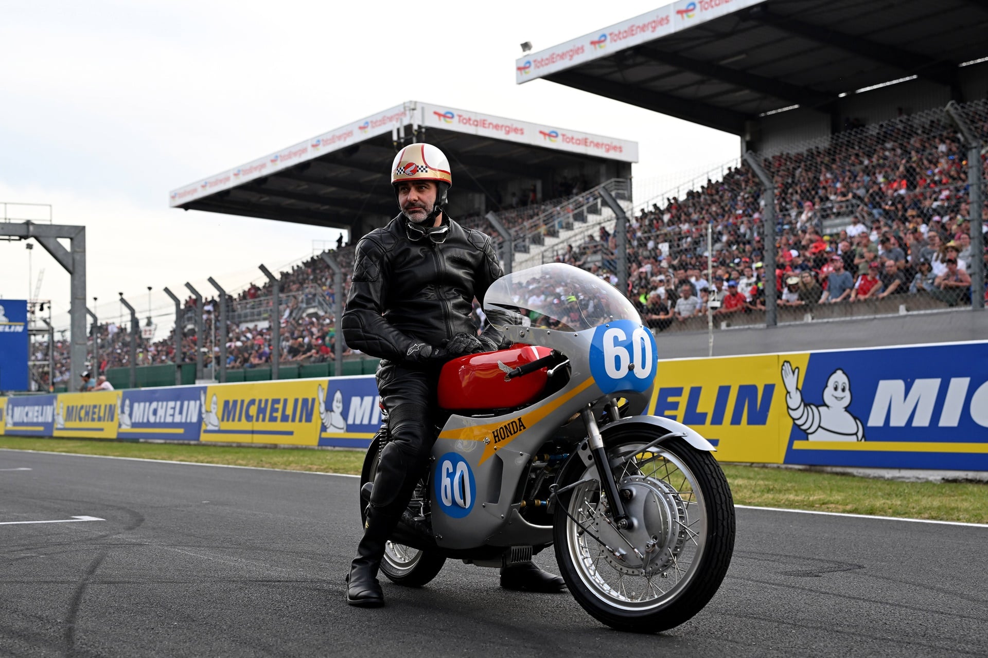 CB1000F 在两项体育赛事中与四位品牌传奇人物并肩作战
