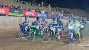 超过 15 辆林道自行车进入了 Flat Track 赛道。结果是纯粹的奇观（视频）