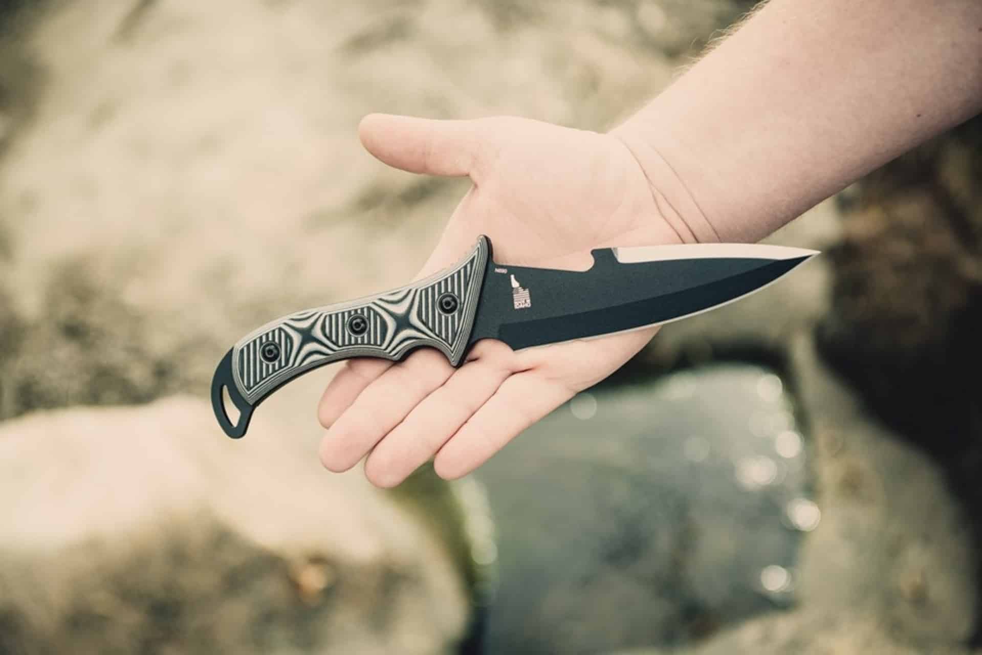 Tops Knives 出品的 Sidekick Diver，这把刀可以在几乎任何介质上切割几乎任何东西