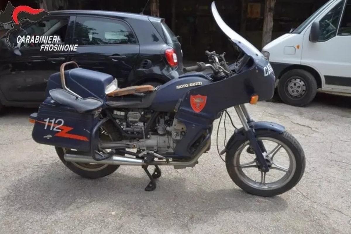 几辆属于宪兵队的 Moto Guzzi V35 Imola 被没收