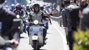 数千辆 Vespa 摩托车将接管罗马，庆祝标志性人物诞生 80 周年