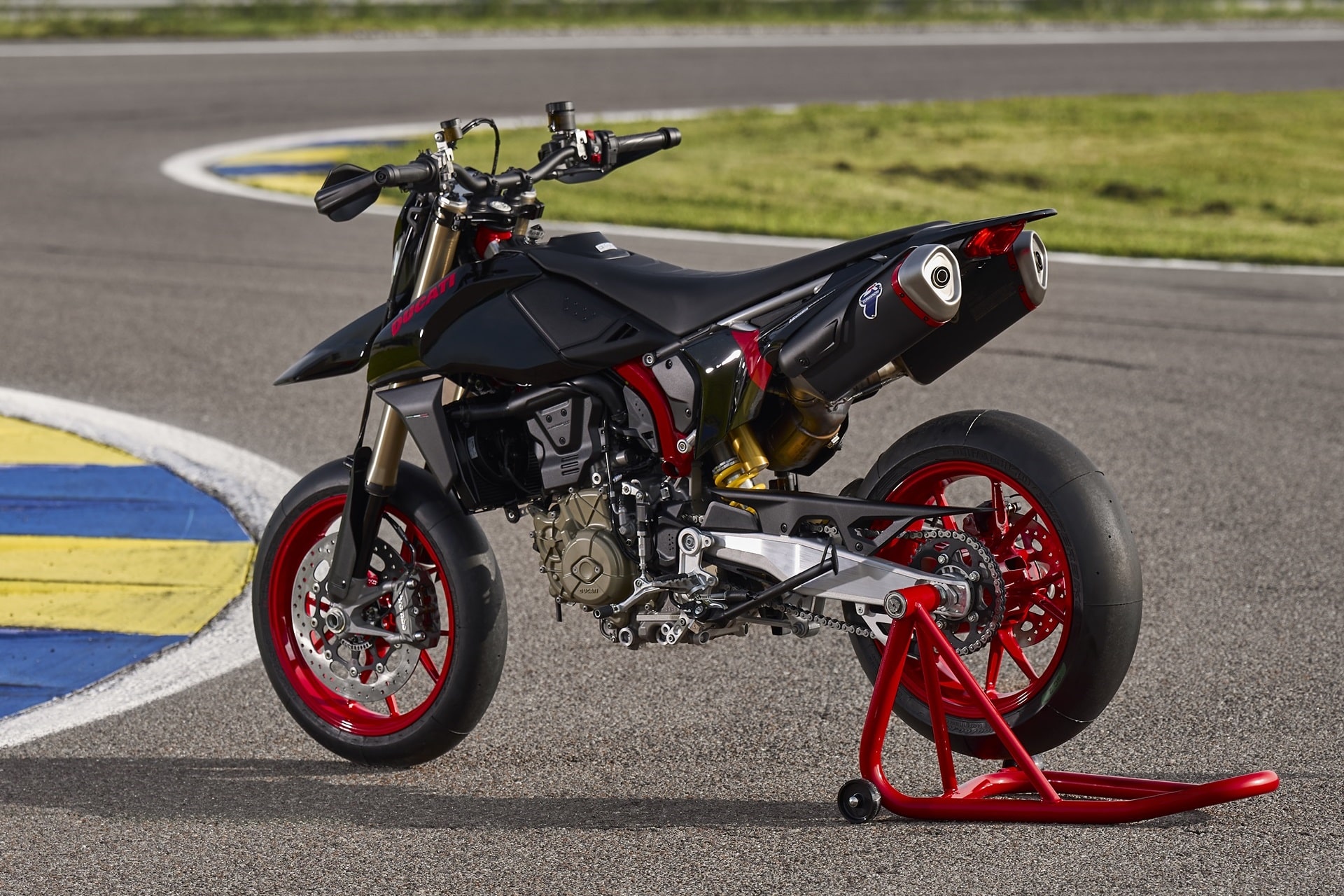 全新 698 Mono Nera：杜卡迪 Hypermotard 系列达到新高度