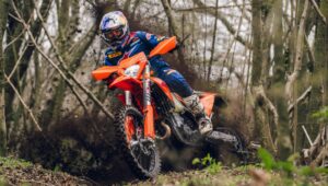 KTM 以新颜色和相同的获胜秘诀更新其 2027 年 Enduro 系列