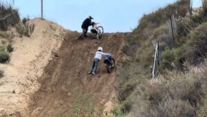 Glen Helen 最疯狂的攀登：60 米的泥土，只有勇敢者才能攀登