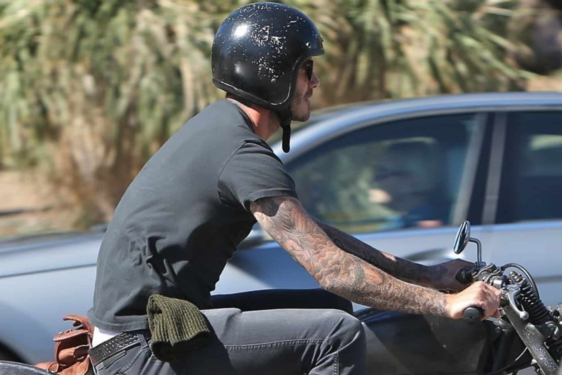 足球运动员和摩托车