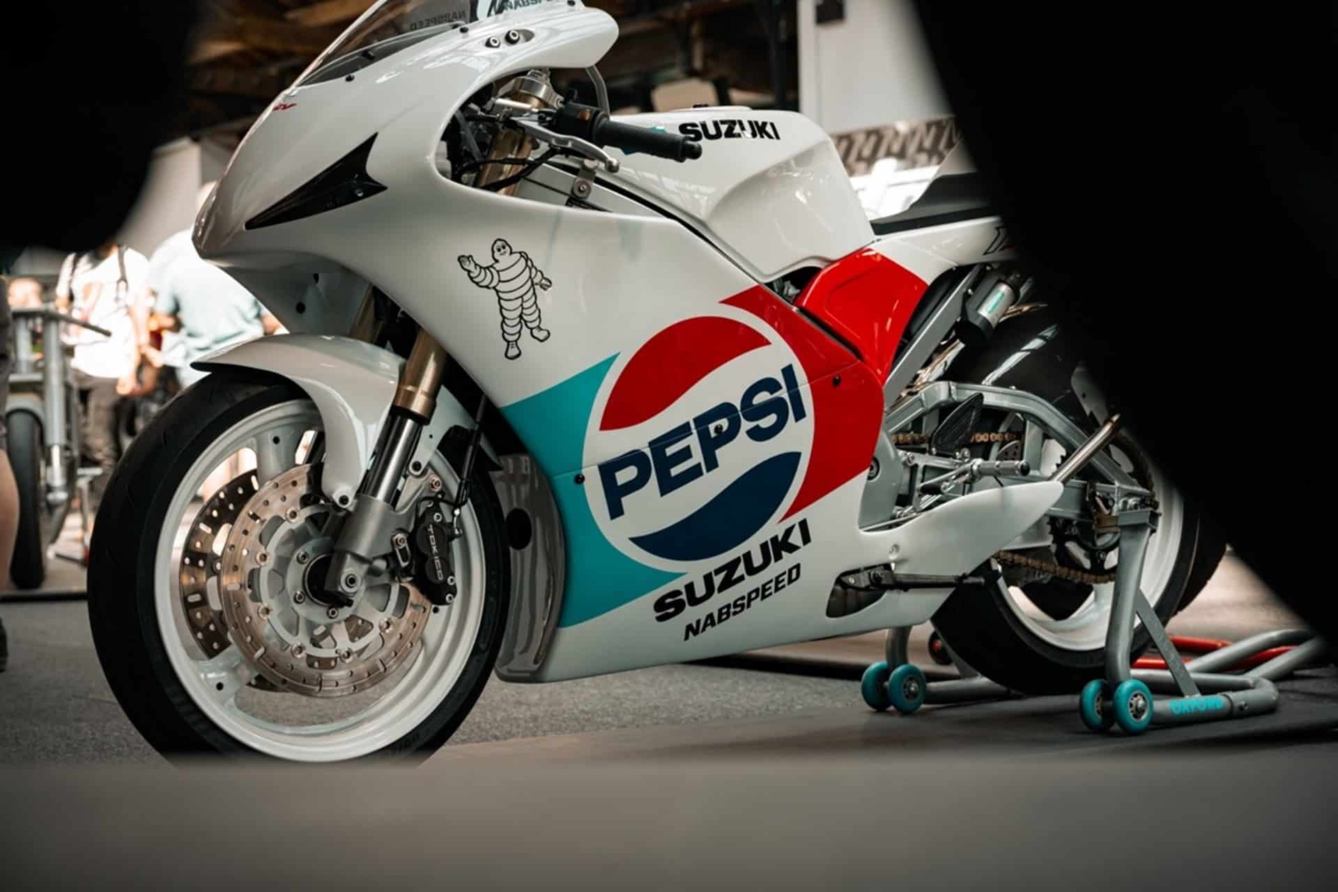 Nabspeed Moto 的铃木 RGV250 复制品“Pepsi Schwantz”