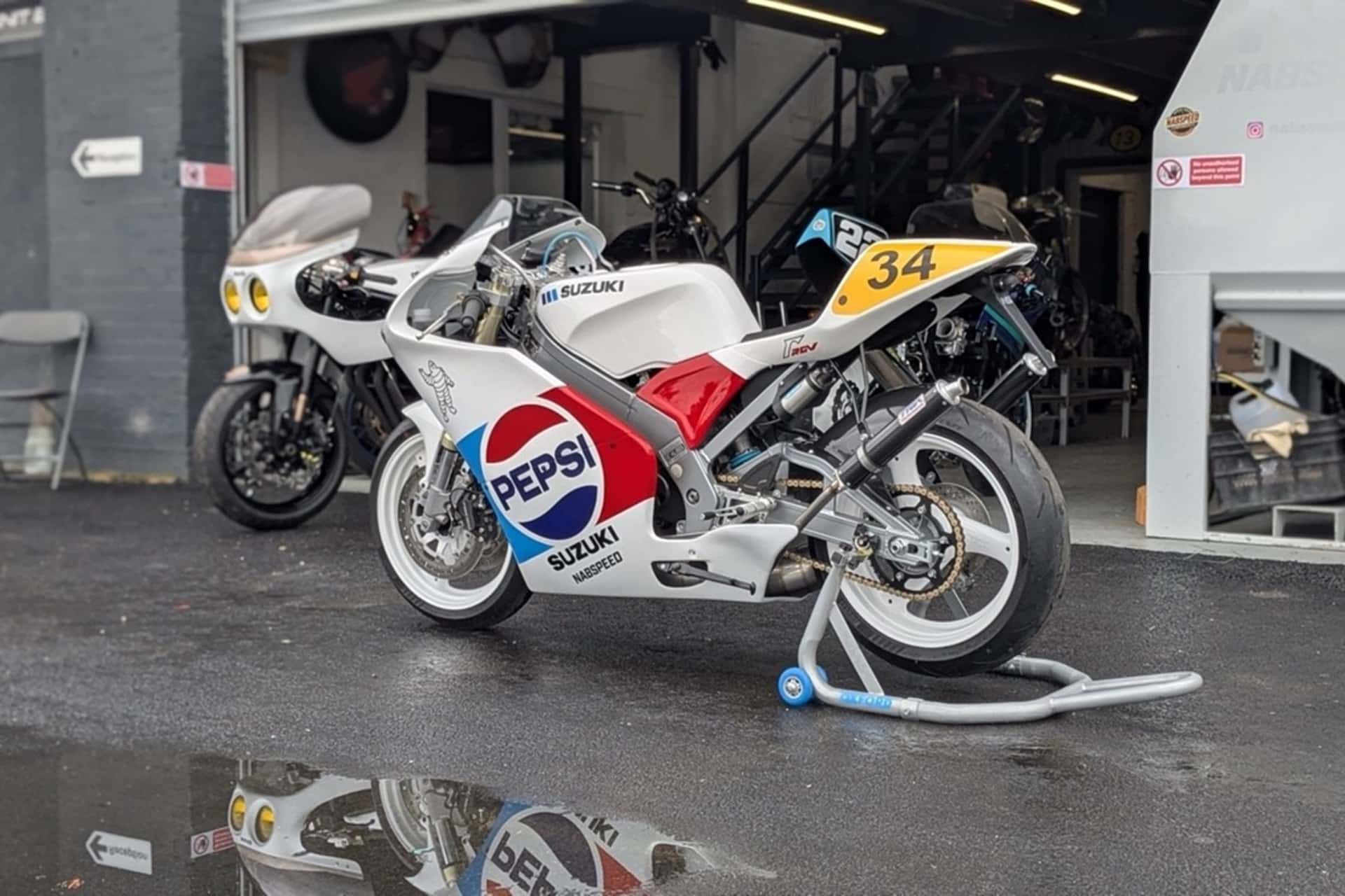 Nabspeed Moto 的铃木 RGV250 复制品“Pepsi Schwantz”