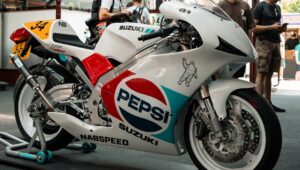 “像恶魔一样奔跑”：铃木 RGV250“Pepsi Schwantz”，具有 SBK 性能的羽量级赛车