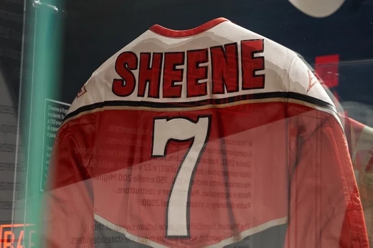 拍卖的是由 Dainese Custom Works 制造的“Barry Sheene 复制品”赛车服
