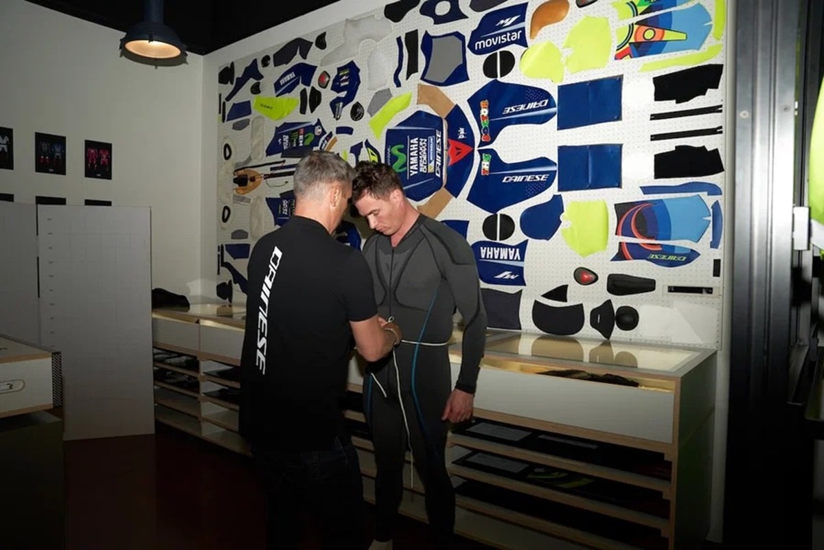 拍卖的是由 Dainese Custom Works 制造的“Barry Sheene 复制品”赛车服