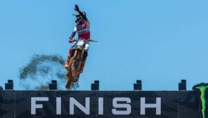 一名西班牙车手正在为 MX2 世界冠军而战，他驾驶着一辆全新摩托车