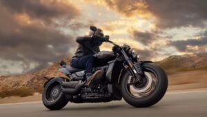 Triumph 20 年前创作了互联网上最有趣的摩托车视频……现在仍然很酷