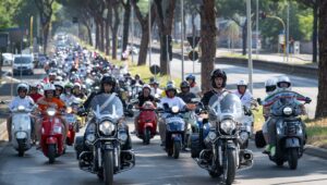 罗马向 Vespa 投降：50,000 名游客和 67 家具乐部庆祝意大利 80 周年历史