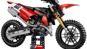 Antonio Cairoli 的杜卡迪 Desmo450 MX 以乐高机械组形式抵达，并装载了详细信息