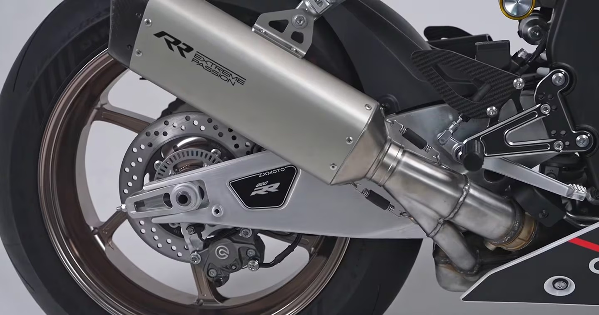 ZXMoto推出新款820RR-R,这是该车型标准版的改进版本