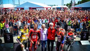 Nicolò Bulega 击败 MotoGP 车手并赢得冠军赛