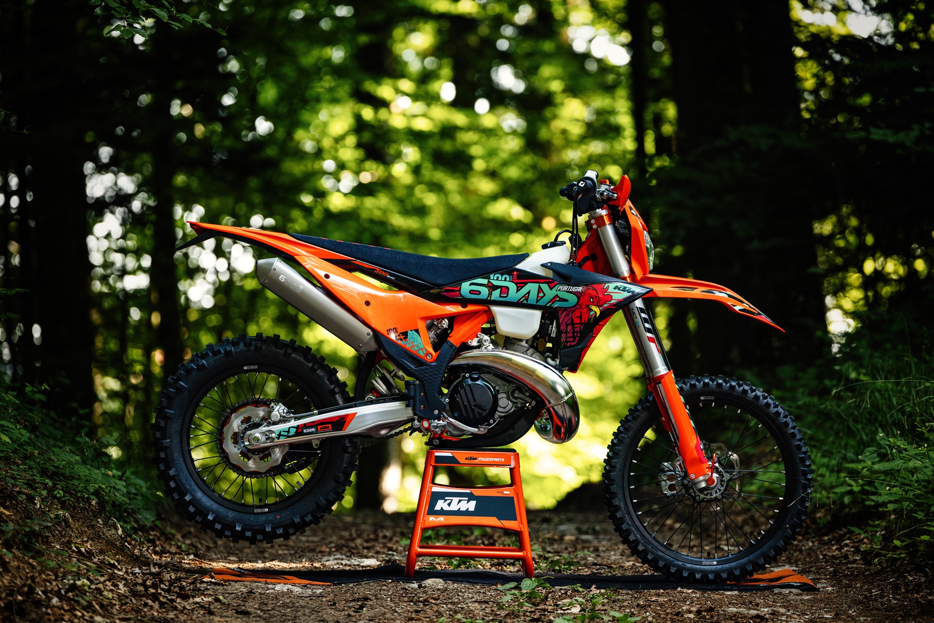 KTM EXC 6DAYS 2027 系列:高竞赛耐力赛性能的最大体现