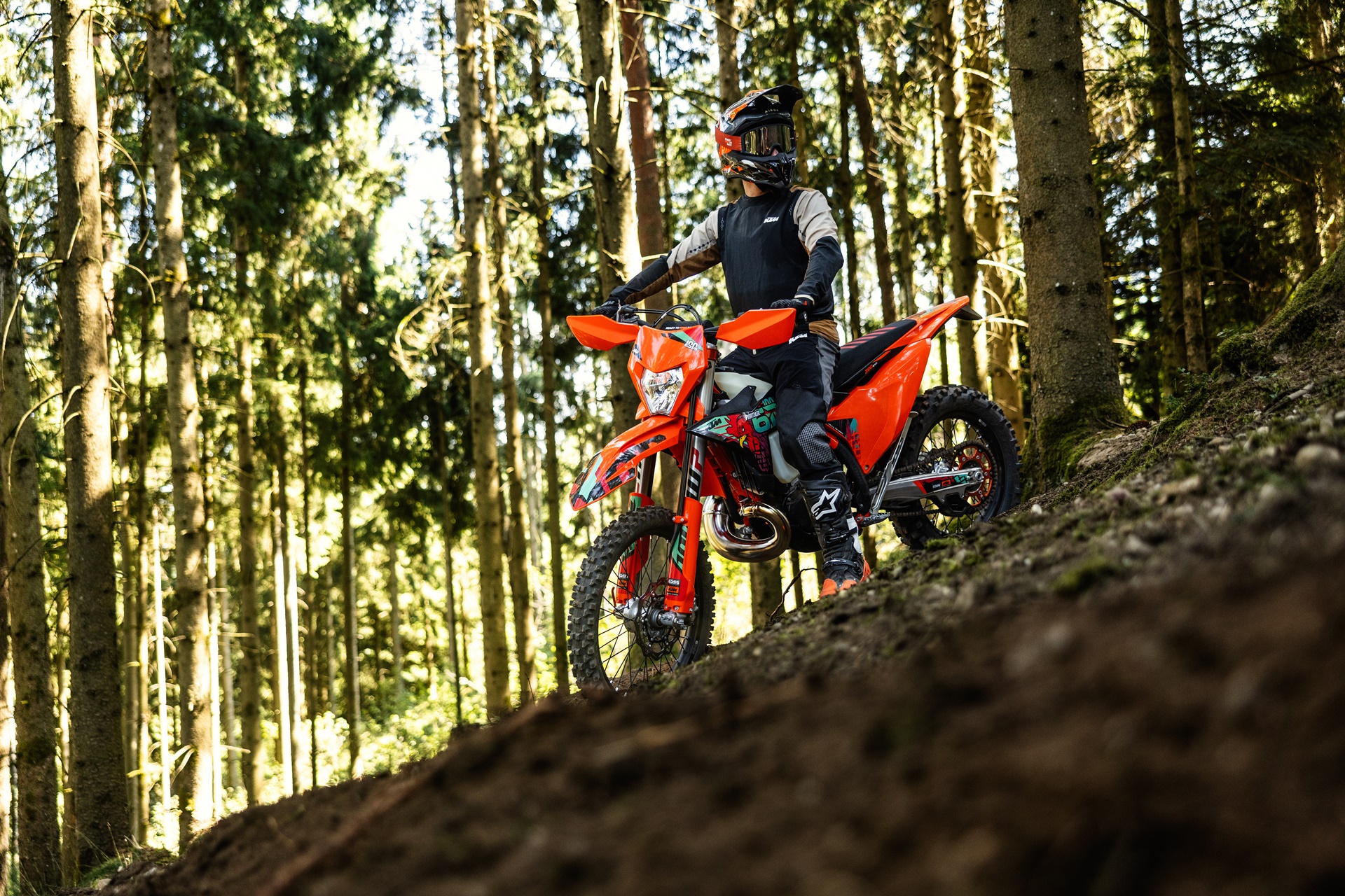 KTM EXC 6DAYS 2027 系列:高竞赛耐力赛性能的最大体现