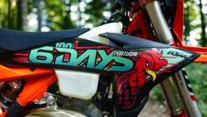 KTM 佩戴来自葡萄牙的全新 EXC 6DAYS 2027：一辆 2T 和四辆 4T，应对最艰难的耐力赛