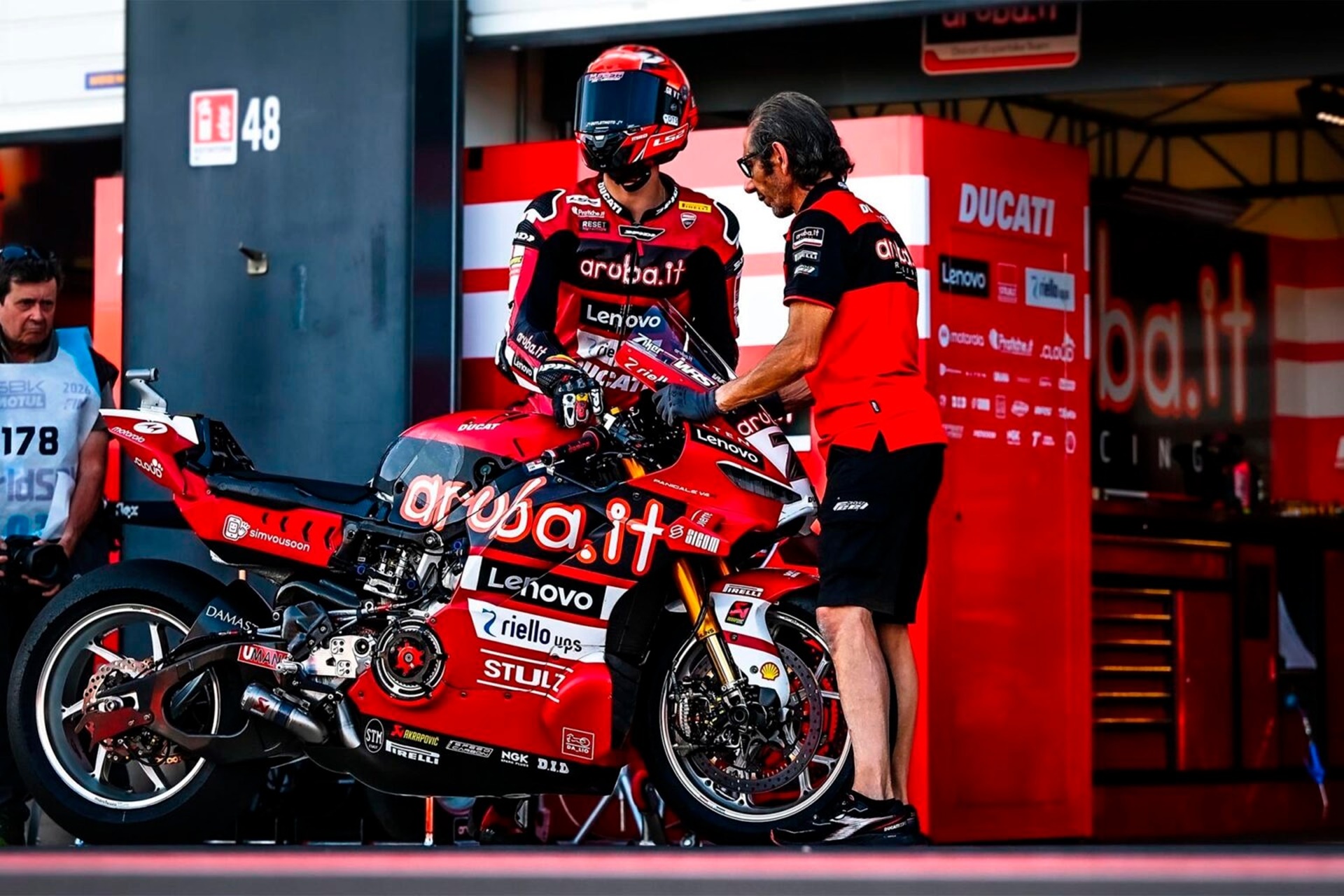 杜卡迪庆祝在 WSBK 中赢得第 22 座车队冠军