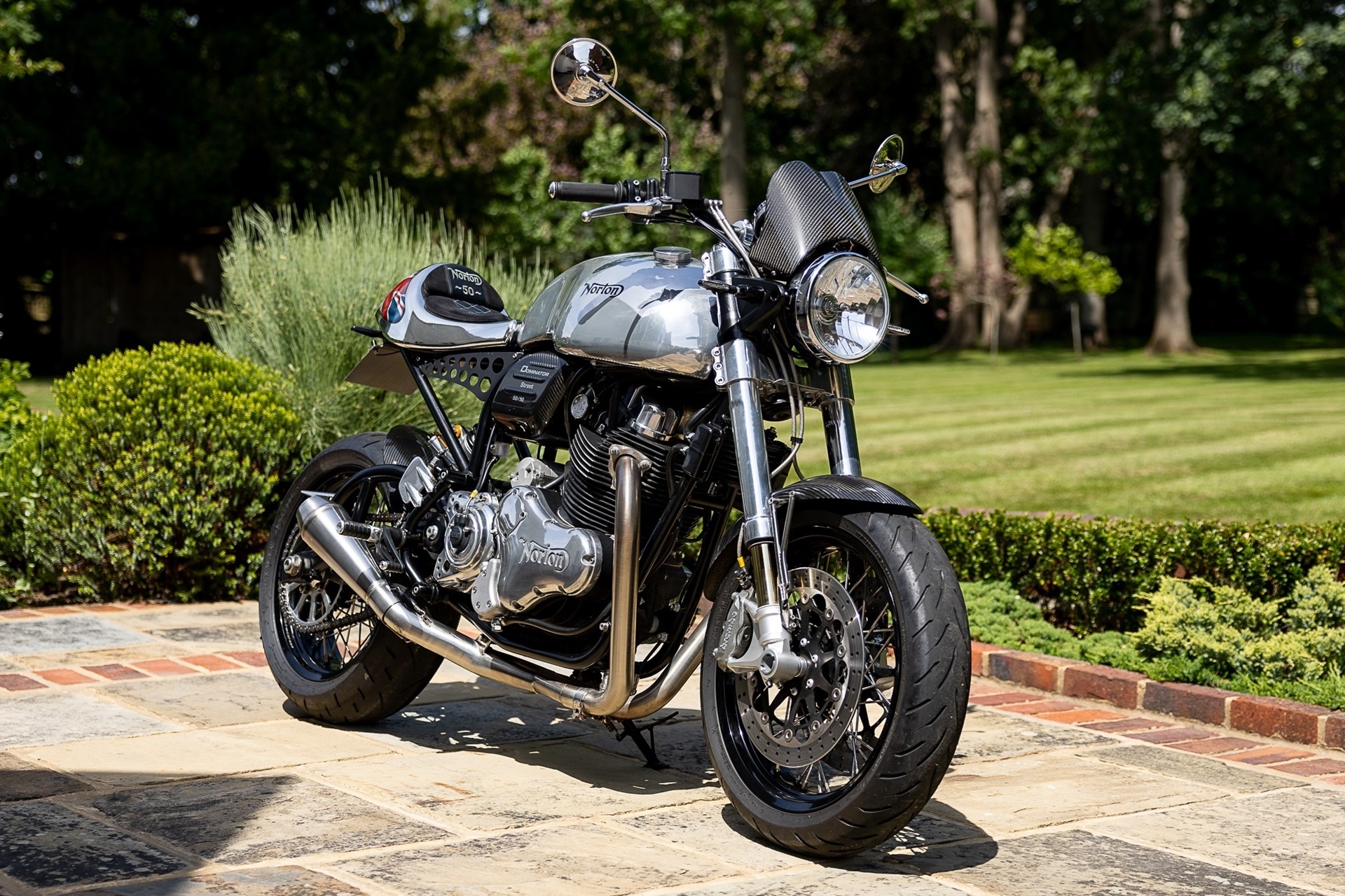 这件全新的、独家的 Norton Dominator Street 前理查德·哈蒙德正在出售