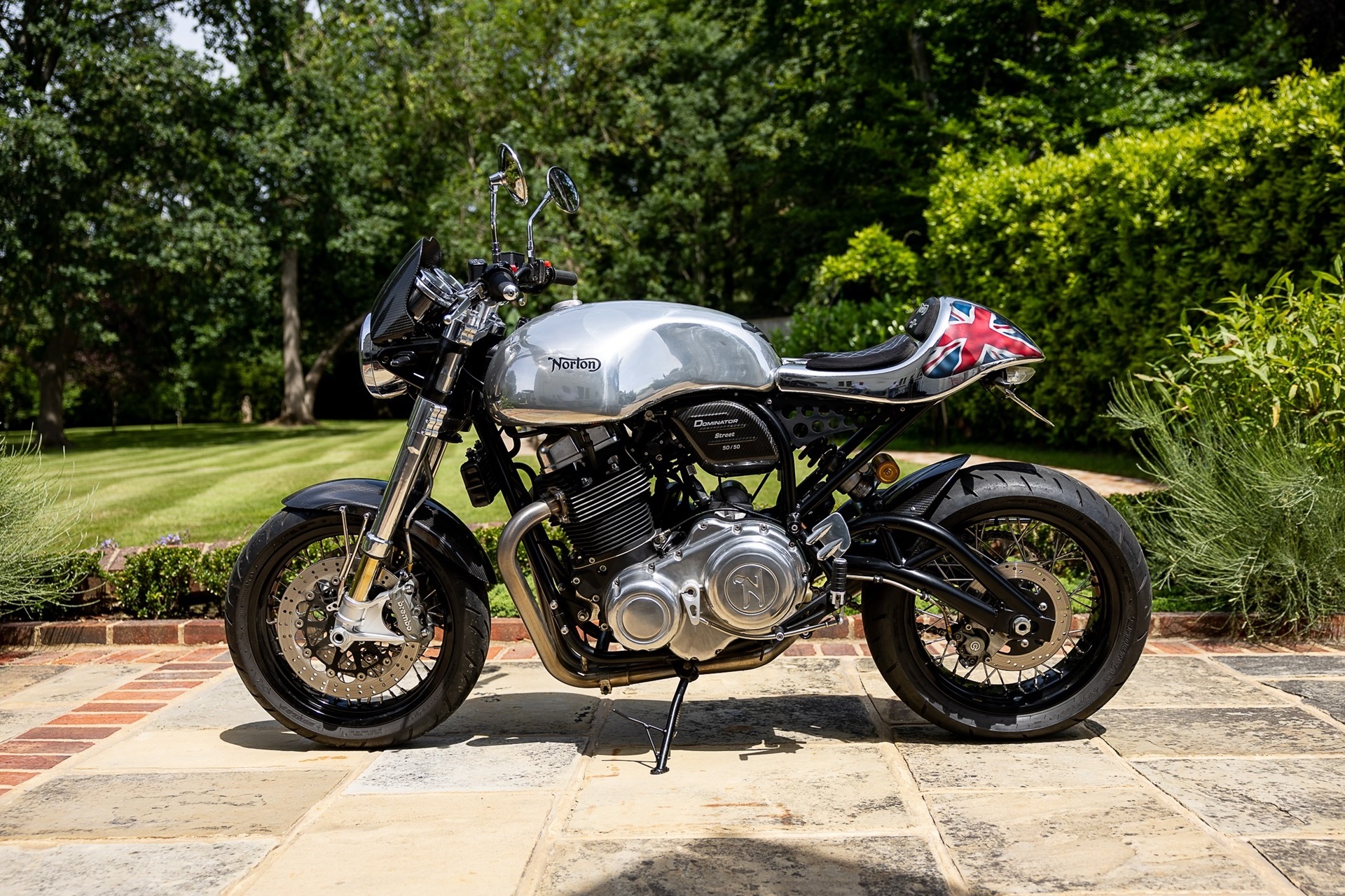 这件全新的、独家的 Norton Dominator Street 前理查德·哈蒙德正在出售
