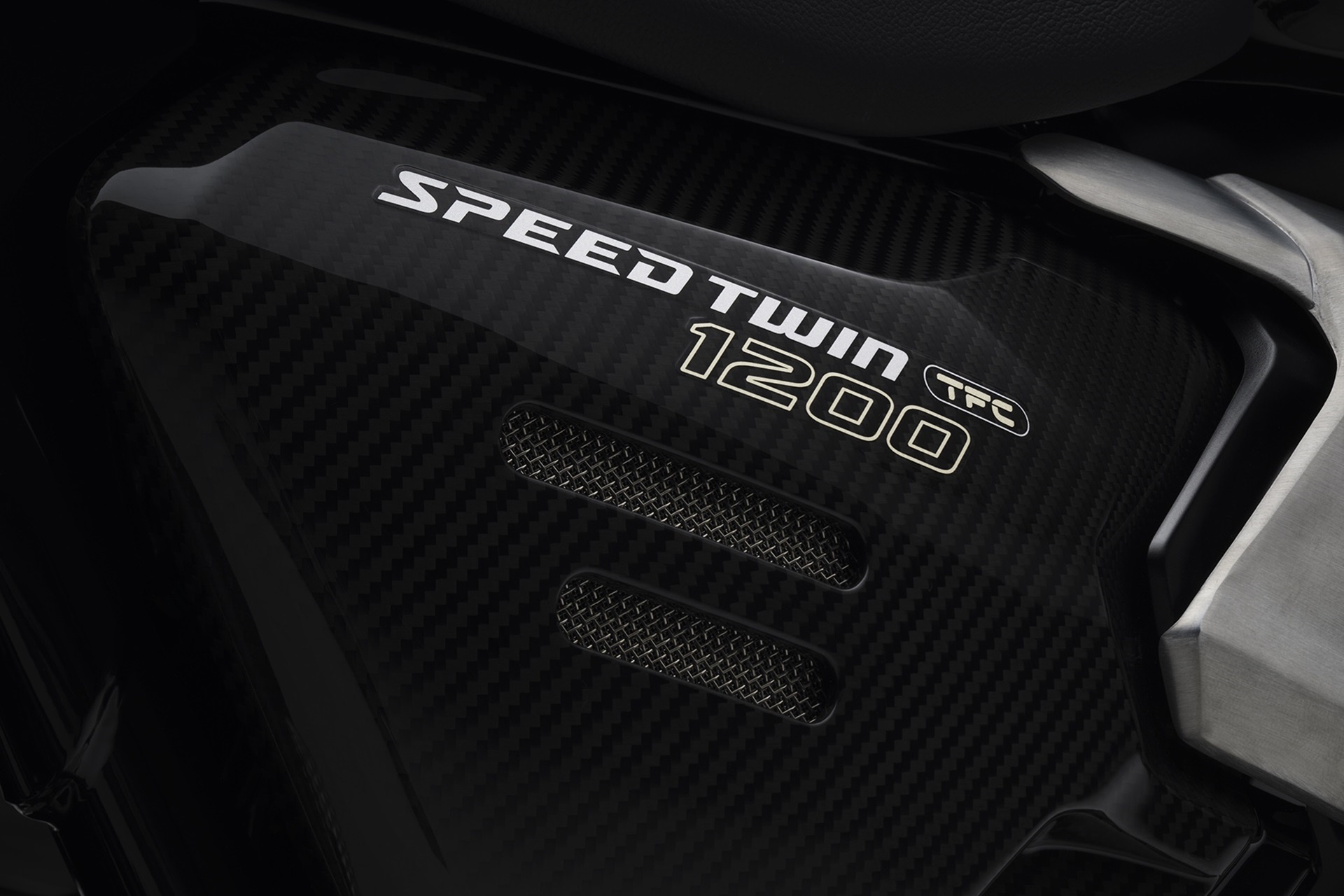 Triumph 将 Speed Twin 1200 发挥到极致:为西班牙提供 15 台 TFC 装置,配备碳、钛排气管和 105 马力