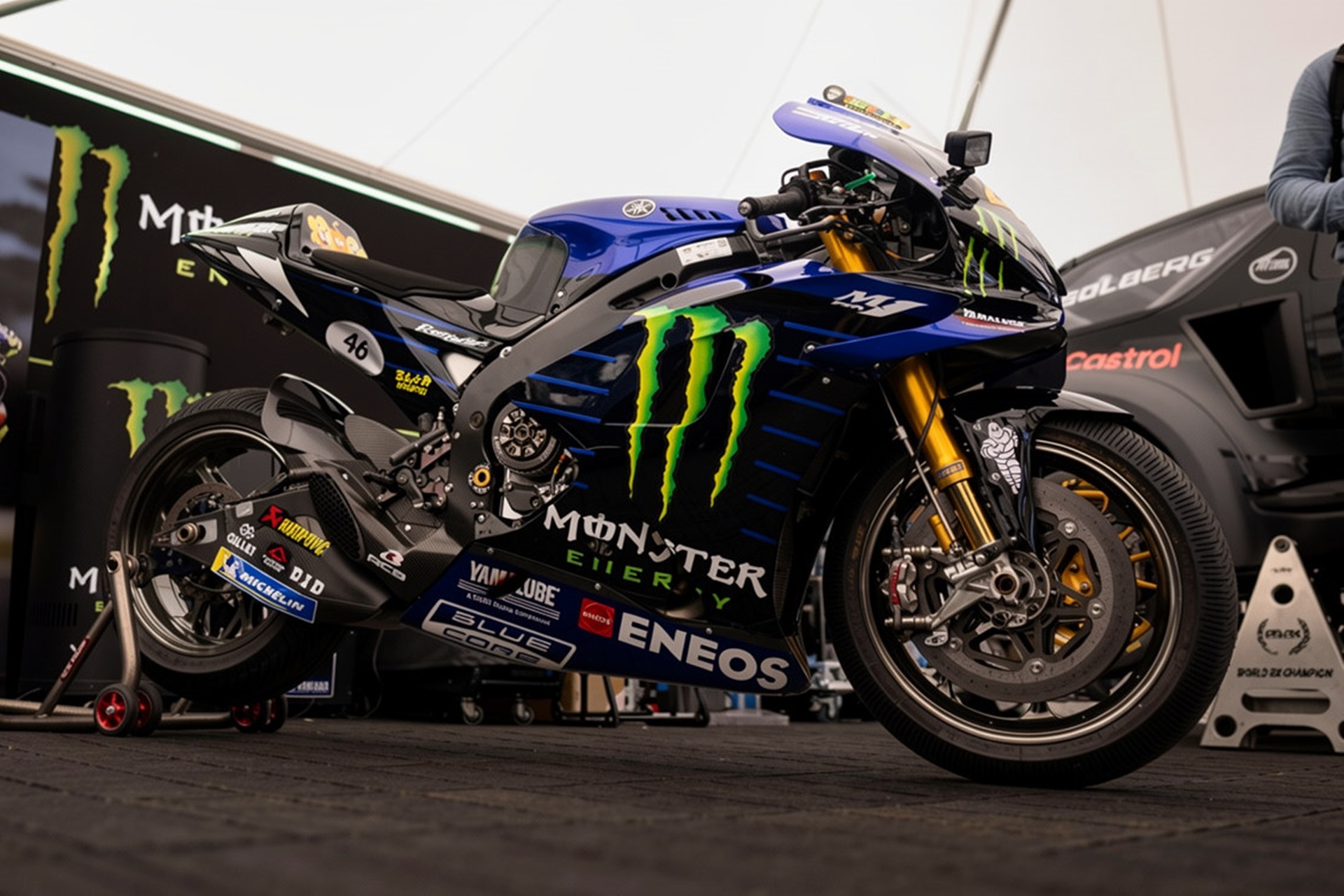 瓦伦蒂诺·罗西 (Valentino Rossi) 驾驶雅马哈 YZR-M1 重返 2026 年古德伍德音乐节