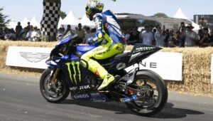 瓦伦蒂诺·罗西 (Valentino Rossi) 回归驾驶他最新的雅马哈 YZR-M1
