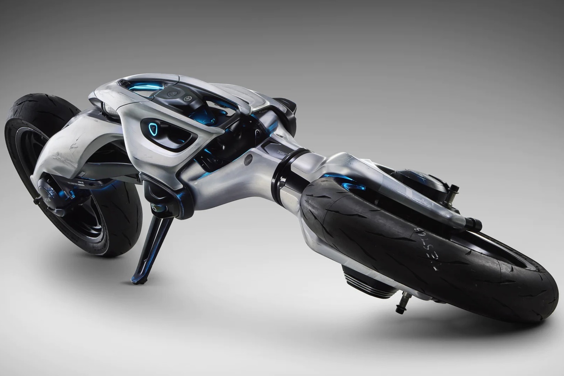 红点奖授予雅马哈 MOTOROiD:Λ,这款配备人工智能的摩托车可以从自己的错误中学习