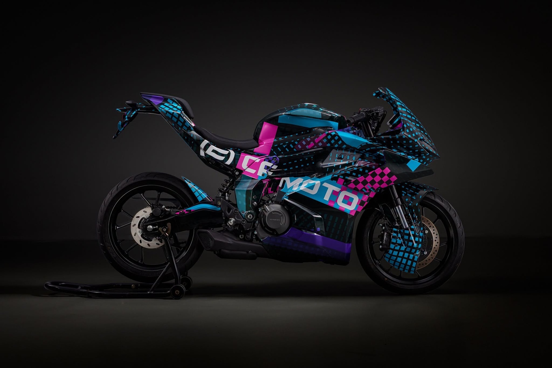 CFMOTO惊喜推出小型A2跑车和双缸发动机:这将是250SR-R