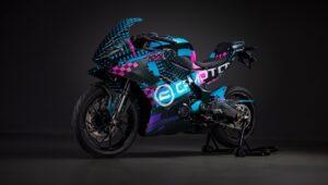CFMOTO惊喜推出小型A2跑车和双缸发动机：这将是250SR-R
