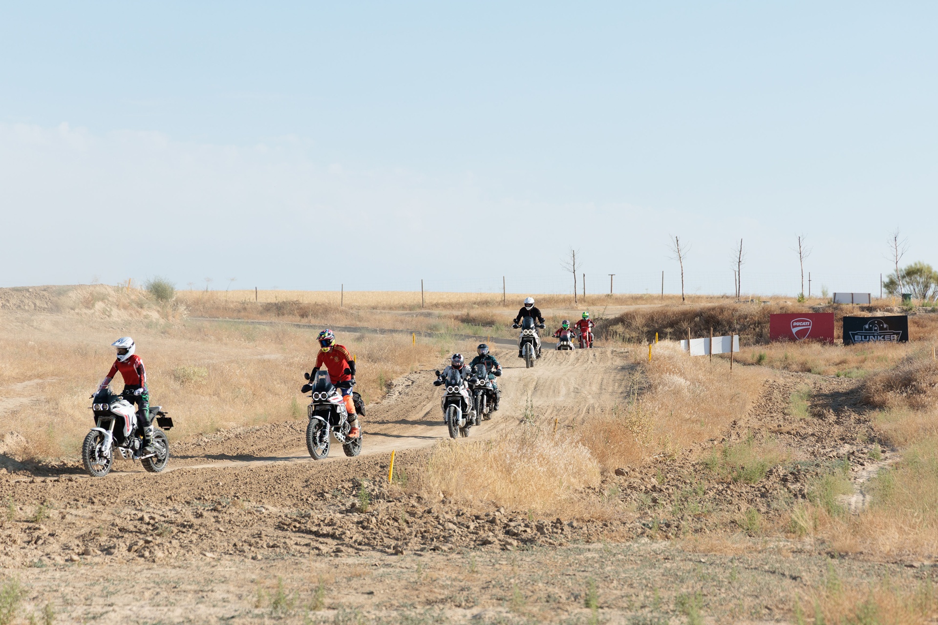 杜卡迪准备全面越野攻势:DesertX、Desmo450 MX 和即将推出的两款新自行车