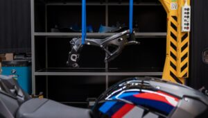 宝马在新款 S 1000 RR 2027 中告别了最具标志性的方向盘