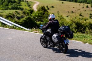 今年夏天，Bajaj Dominar 400 首次亮相，并以最优惠的价格推出高级行李箱套件